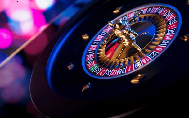 Pemain menikmati taruhan sepak bola dan game kasino mt966 di perangkat mobile